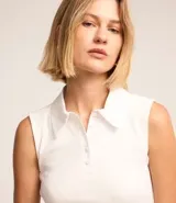 Musculosa blanca de viscosa con cuello polo y botones.