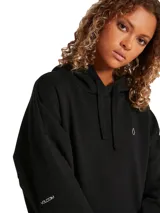 Canguro negro de Volcom, diseño sencillo con logo discreto y bolsillos delanteros.