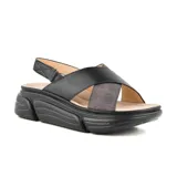 Sandalias con plataforma Korium Senna, color negro, con tiras cruzadas en el empeine y ajuste con hebilla en el tobillo.