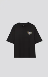 Remera negra de corte oversize con hombros caídos y cuello redondo. Estampado en la espalda con una mano que exprime un jugo sobre una persona rodeada de plantas de marihuana.