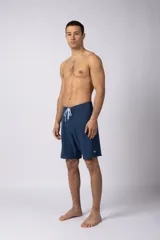 Short de baño azul marino con cordón blanco en la cintura y logo de la marca en la pierna derecha.