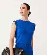 Blusa sin mangas en viscolycra color azul eléctrico, con cuello redondo y detalle de frunces en la sisa.