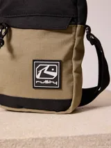 Bandolera negra de poliéster con correa ajustable y logo estampado.