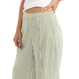 Pantalón de pierna ancha con estampado de rayas verticales en tonos verde y blanco.