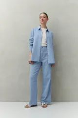 Camisa color rosa claro, de corte clásico y silueta relajada, confeccionada en mezcla de lino y viscosa.