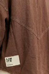 Chaqueta marrón con capucha y cierre frontal con botones.