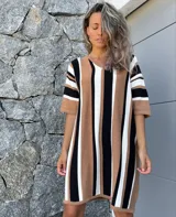 Vestido tejido de algodón con rayas verticales en tonos beige, blanco y negro, con escote en V y mangas cortas.