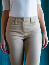 Pantalón de gabardina elastizada color marrón claro, marca Zac & Rachel, corte slim, con pretina con pasadores, botón y cierre. Delantera con tres bolsillos y trasera con bolsillos ojal.