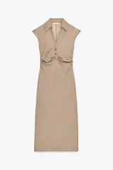 Vestido midi color beige con cuello polo, escote en pico, manga sisa caída y detalle de drapeado lateral. Cierre frontal con botones metálicos en relieve.