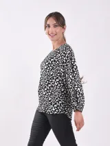 Blusa de mangas largas con estampado abstracto en blanco y negro.