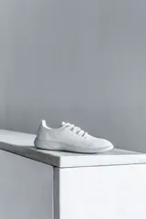 Zapatillas blancas de lana merino, diseño minimalista y atemporal, sin género y para todas las edades. Capellada y forro de lana merino, suela de EVA.