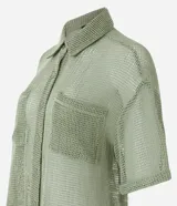 Conjunto de camisa y short color verde oliva con textura tipo waffle. La camisa es de mangas cortas, con cuello inglés, bolsillo en el pecho y abotonado delantero. El short es de corte recto.