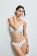 Conjunto de ropa interior negro con corpiño tipo bralette de encaje y colaless de encaje.