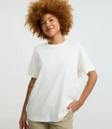 Remera de algodón color crudo, de corte cuadrado y mangas cortas.