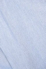 Pantalón celeste a rayas verticales blancas, confeccionado en tejido de algodón. Con cintura elastizada y cordón de algodón para regular el calce.