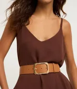 Cinturón de cuero sintético color marrón con hebilla cuadrada dorada.