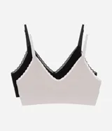 Kit con dos soutiens confeccionados en poliamida con acabado seamless. Las prendas tienen copa triangular, breteles finos ajustables y detalle delicado de encaje.
