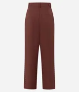 Pantalón de sastrería color terracota, modelo wide leg, con cintura con trabillas y detalle de hebilla lateral. Presenta cierre tradicional y bolsillos tipo cuchillo.