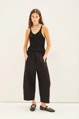 Pantalón babucha color marrón de lino, con cintura elastizada, bolsillos laterales y largo al tobillo.