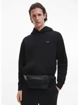 Buzo negro con capucha y bolsillo tipo canguro. Logo de Calvin Klein bordado en el pecho.