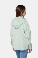 Campera negra de nylon repelente al agua, con capucha, cierre frontal con botones a presión y bolsillos frontales con doble apertura.