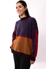Buzo oversized de color marrón con detalles de lunares y rayas, con tajos laterales y logo bordado.