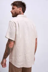 Camisa celeste de lino, de corte clásico, manga corta y cuello italiano.