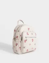 Mochila negra de cuerina con relieve y doble bolsillo frontal con cierre.