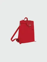 Mochila Longchamp modelo Le Pliage Green, color azul marino, con solapa de cuero texturizado y logo de la marca en relieve.