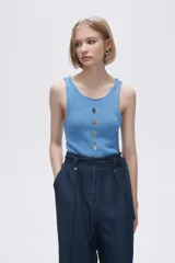 Musculosa celeste de tejido de punto con escote redondo y aberturas frontales.