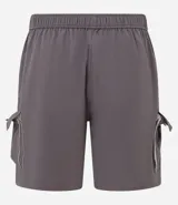 Bermuda masculina de estilo baggy, color negro, con cintura elástica, cinturón ajustable y bolsillo cargo con recortes en color gris contrastante. Confeccionada en poliéster.