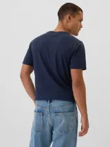 Remera negra de algodón con cuello en V y logo de Gap bordado en el pecho.