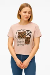 Remera color rosa de algodón con estampado y texto "forever good life" en el frente.