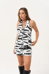 Chaleco blanco con estampado de peces negros, espalda abierta y confeccionado en lino imperial.