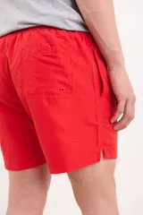 Short de baño verde liso con cintura elástica.