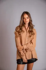 Camisa color beige de muselina con bordado en la parte delantera y manga globo con puño.