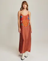 Vestido camisero largo de viscosa color ladrillo con estampado de figuras geométricas y un felino en el frente. Tiene escote en V, tirantes finos y aberturas laterales.