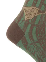 Calcetines largos verdes con diseño de patos y árboles en tonos marrones. Confeccionados en fibra de bambú suave y fresca, con poder antibacteriano y alta absorción.