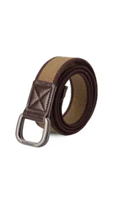 Cinto de tela canvas a rayas horizontales color beige y marrón chocolate, con hebilla doble rectangular metálica color peltre y terminaciones en símil cuero color marrón chocolate.