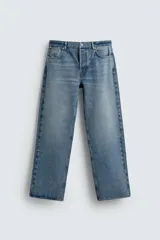 Pantalón de jean celeste de corte recto, con cinco bolsillos y cierre frontal con botones.