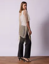 Kimono plisado dorado con lurex, ruedo con flecos y diseño abierto.