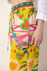 Pantalón de corte recto con cintura elastizada y cordón ajustable, con estampado de rayas verticales multicolores.