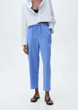 Pantalón de lino celeste con cintura elástica ajustable con cordón.