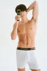 Boxer blanco de algodón con cintura elástica negra con el logo de la marca.
