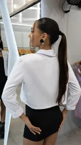 Blazer corto blanco con solapas y mangas 3/4 arremangadas.