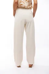 Pantalón de vestir negro de corte recto, con bolsillos laterales y presillas con hebillas decorativas en la cintura.