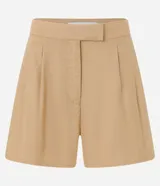 Short corto color beige confeccionado en viscosa y lino, con cierre lateral desplazado, pliegues delanteros y bolsillos laterales.