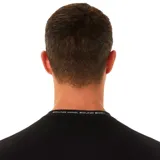 Remera Asics de hombre, de mangas cortas y cuello redondo. Diseño de dos tonos de negro, con logo de la marca en el pecho.
