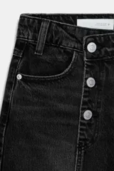 Falda pantalón corta de denim celeste, de tiro alto con cinco bolsillos y cierre frontal cruzado con botones metálicos.