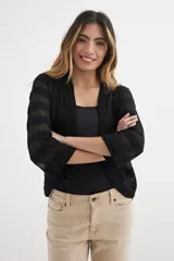 Cardigan de tejido de punto color beige con rayas horizontales en tono más claro, de mangas 3/4 y corte clásico.